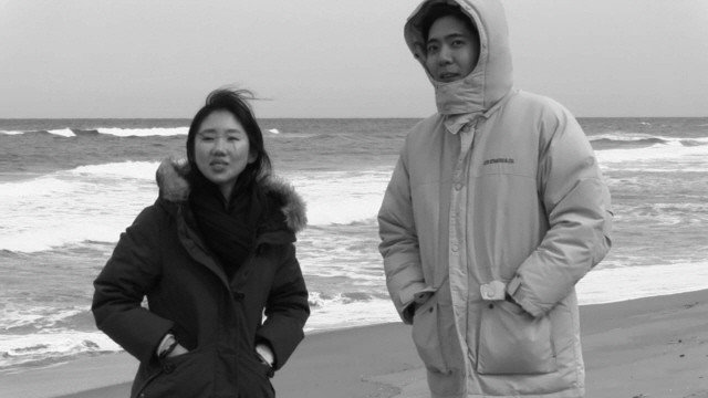 영화 ‘인트로덕션’에서 주인공 영호(신석호·오른쪽)가 강원 동해의 한 해변에서 헤어진 여자친구 주원(박미소)을 만난 장면. 콘텐츠판다 제공
