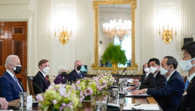 조 바이든(왼쪽) 미국 대통령과 스가 요시히데 일본 총리가 4월 16일(현지 시간) 백악관 집무실에서 정상회담을 하고 있다. AP=뉴시스