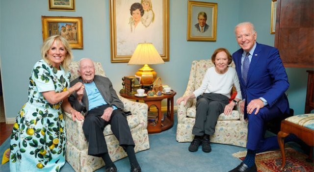 4월 3일 조 바이든 미국 대통령 부부가 지미 카터 전 대통령 자택을 방문해 부부와 찍은 사진이 화제가 되고 있다. The White House via AP 제공