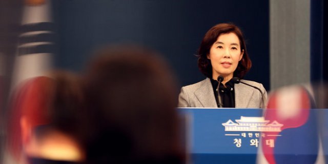 박경미 청와대 대변인이 5월 4일 서울 춘추관에서 문재인 대통령이 김정식 씨에 대한 모욕죄 고소 취하를 지시했다고 밝혔다. 청와대 사진기자단
