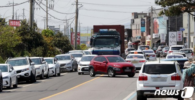 제주시 애월읍 한담해변 인근 도로가 렌터카로 붐비고 있다(뉴스1DB) © News1