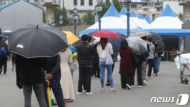 서울역 임시선별진료소를 찾은 시민들이 검사 대기를 하고 있다. 2021.5.20/뉴스1 © News1