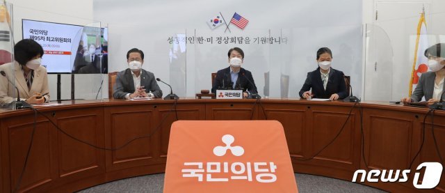 안철수 국민의당 대표(가운데)가 20일 오전 서울 여의도 국회에서 열린 최고위원회의에서 모두발언을 하고 있다.  © News1