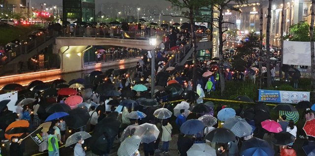 인천 검단·경기 김포 시민들로 구성된 김포검단교통시민연대가 15일 오후 김포시 장기동 라베니체에서 열린 ‘GTX-D서울직결·5호선 김포연장 촛불집회’에 참석하고 있다. 뉴스1