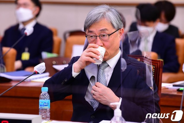 최재형 감사원장이 18일 오전 서울 여의도 국회에서 열린 법제사법위원회 전체회의에서 물을 마시고 있다. 2021.2.18/뉴스1 © News1