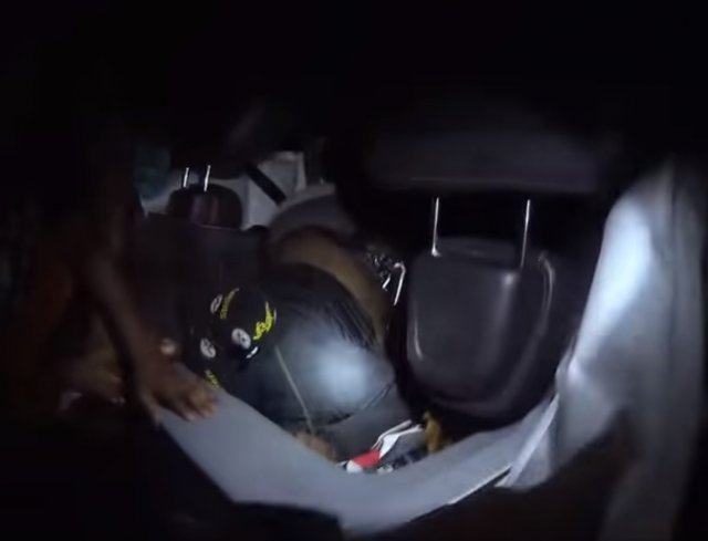 뒤집힌 차 안, 어린아이가 운전자인 엄마를 빼내려고 고군분투하고 있다. 보안관 사무소 페이스북 갈무리