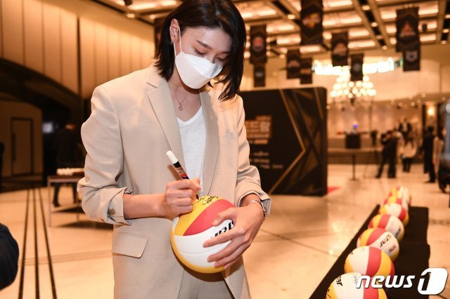 김연경(흥국생명)이 19일 그랜드 하얏트 서울 호텔에서 열린 2020-21 도드람 V리그 시상식에서 배구공에 사인하고 있다. (한국배구연맹 제공) 2021.4.19/뉴스1