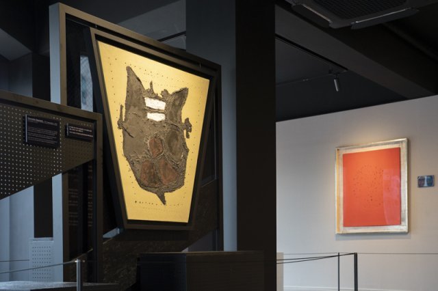 Concetto Spaziale, 1952(excuted in 1956)(좌측, 사다리꼴)와 Concetto Spaziale Il sole, 1964(우측, 붉은색). 출처=IT동아