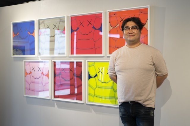 테사 김형준 대표가 세계적인 팝 아티스트 KAWS의 작품 앞에 있다. 출처=IT동아