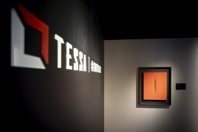 테사 로고 뒤로 Concetto spaziale, Attese, 1964가 전시돼있다. 출처=IT동아