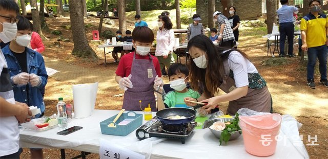 산림청과 국립자연휴양림관리소는 다음 달 5일부터 전국의 휴양림에서 숲속 요리교실 ‘포레스토랑’ 행사를 연다. 사진은 지난해 덕유산자연휴양림에서 열린 포레스토랑. 이기진 기자 doyoce@donga.com