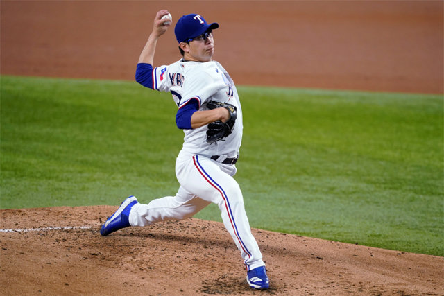 텍사스 왼손 투수 양현종이 20일 뉴욕 양키스와의 안방경기에서 3회초 체인지업 그립으로 투구를 하고 있다. 양현종은 이날 체인지업을 주 무기로 오른손 타자 8명이 선발로 나선 양키스 타선을 꽁꽁 틀어막았다. 이날 총 투구 수 74개 중 28.4%인 21개가 체인지업이었다. 알링턴=AP 뉴시스