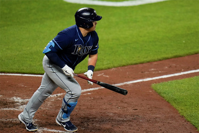 탬파베이 최지만이 20일 볼티모어와의 경기에서 6-6 동점이던 8회초 2사 1, 2루에서 결승 중전 적시타를 친 뒤 1루로 달려 나가고 있다. 볼티모어=AP 뉴시스