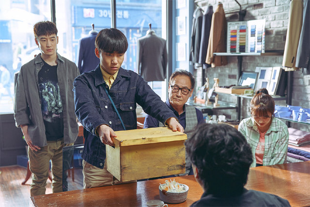 드라마 ‘무브 투 헤븐’에서 유품정리사 그루(탕준상)가 고독사한 치매 노인의 아들에게 유품을 전달하는 장면. 넷플릭스 제공