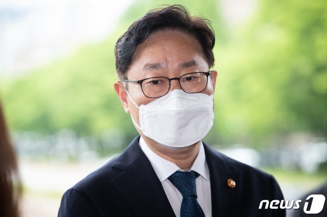 박범계 법무부 장관이 21일 경기 과천시 과천정부청사 내 법무부로 출근하며 취재진 질문에 답하고 있다. 2021.5.21/뉴스1 (과천=뉴스1)