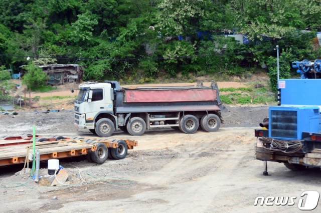 광주 서구는 농지법 위반, 불법 형질변경 등의 혐의로 입건된 축구선수 기성용과 그의 아버지 기영옥 전 광주FC단장이 취득한 농지 일부를 대상으로 불법 형질 변경 원상복구 명령을 내렸다. 사진은 지난 12일 오후 서구 금호동 소재 해당 농지에서 원상복구 작업이 이뤄지고 있는 모습. 2021.5.12/뉴스1 © News1