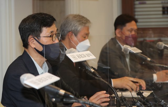 진중권 전 동양대 교수가 21일 서울 중구 프레스센터에서 ‘윤석열, 대통령 가능성과 한계’를 주제로 열린 토론회에서 발언하고 있다.