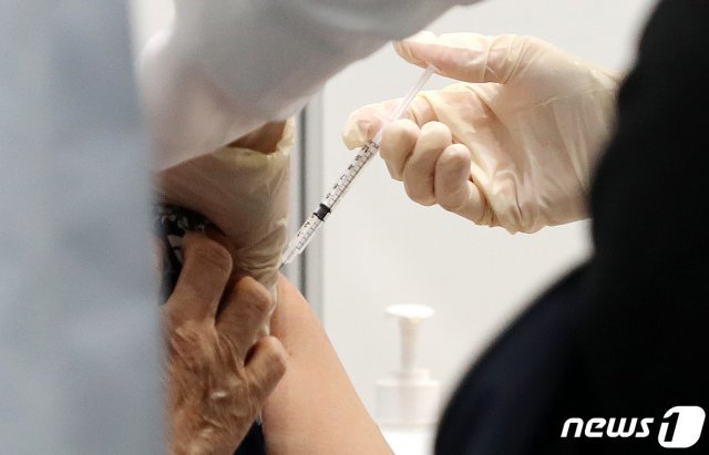 21일 서울 마포구 신종 코로나바이러스 감염증(코로나19) 예방접종센터에서 한 어르신이 백신 접종을 받고 있다. 2021.5.21/뉴스1 © News1