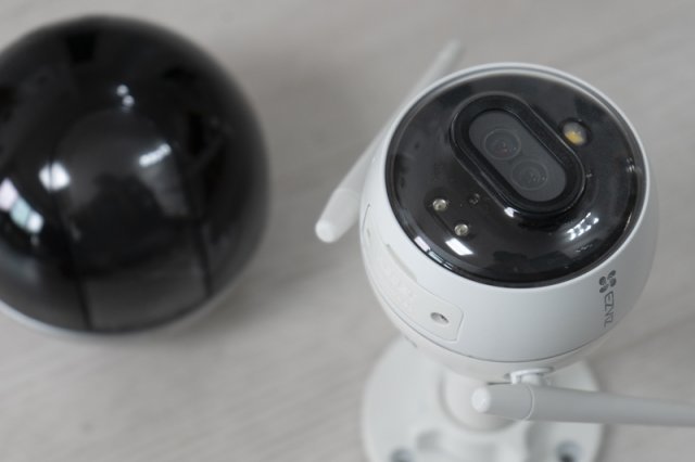 이지비즈 C3X는 세계 최초로 듀얼 카메라를 탑재한 와이파이 카메라다. 출처=IT동아