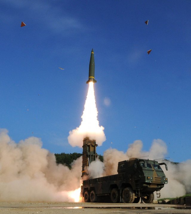 지난 2017년 한미 양국군이 동해상에서 북한 지휘부 타격 목적으로 실시한 미사일 훈련. 우리 군이 보유한 사거리 300km의 현무-2A 탄도미사일이다. 2017.7.5  합참 제공
