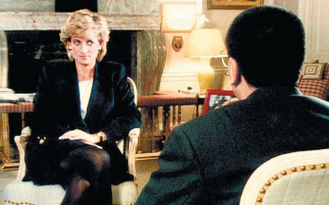 다이애나 전 영국 왕세자빈(왼쪽)이 1995년 11월 공영 BBC방송 인터뷰를 통해 남편 찰스 왕세자의 불륜을 폭로했다. 인터뷰를 진행한 마틴 바시르 당시 BBC 기자의 뒷모습이 보인다. BBC 제공