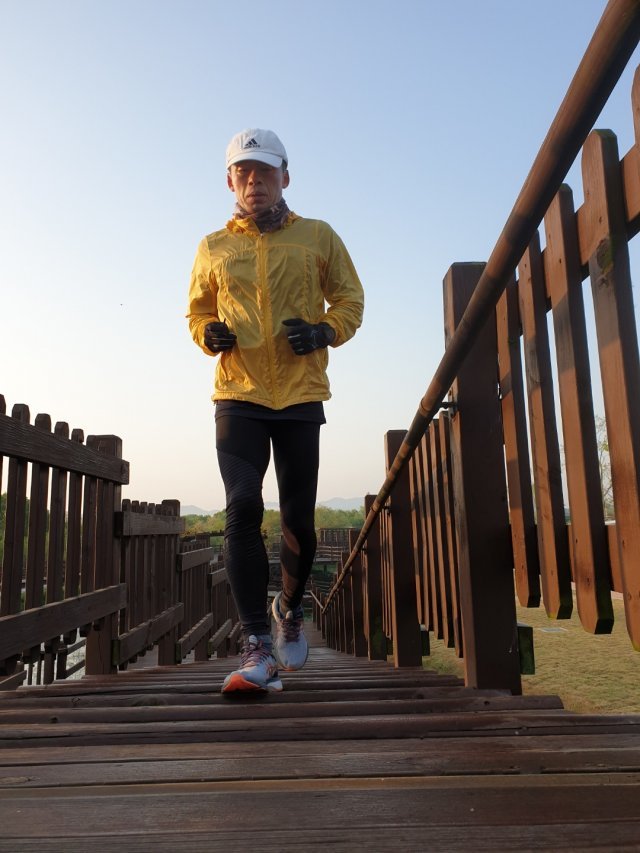 성덕제 씨가 고향인 충남 예산의 예당저수지 주변을 달리고 있다. 그는 2017년 명예퇴직을 당한 뒤 달리기로 실직의 아픔을 달랬다. 성덕제 씨 제공