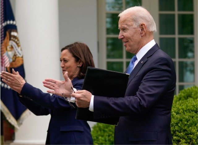 조 바이든 미국 대통령(오른쪽)이 5월 13일(현지 시간) 백악관에서 코로나19 백신접종자는 이날부터 실내에서도 마스크를 쓰지 않을 수 있다는 내용을 알린 뒤 카멀라 해리스 부통령과 함께 박수를 치고 있다. [뉴시스]