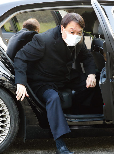 1월 4일 서울 동작구 국립서울현충원을 찾은 윤석열 당시 검찰총장이 차에서 내리고 있다. 사진공동취재단