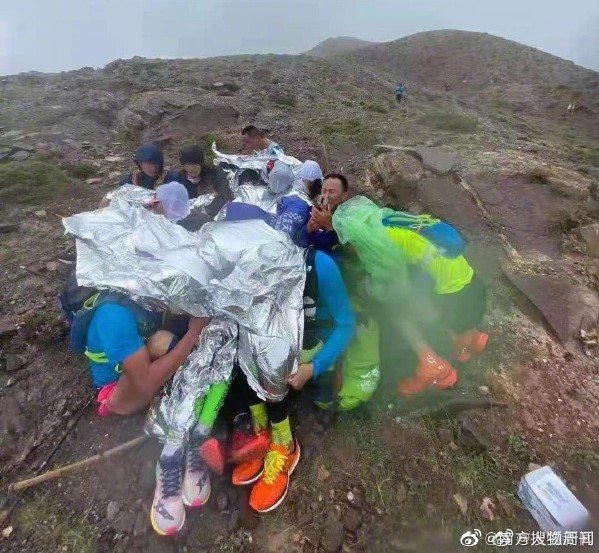 중국 산악 마라톤 참가자들. 웨이보 갈무리
