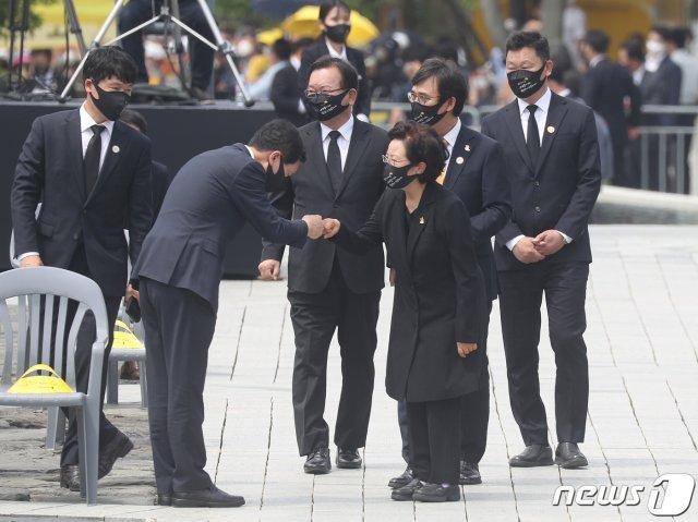 권양숙 여사가 23일 오전 경남 김해시 진영읍 봉하마을에서 고(故) 노무현 전 대통령 서거 12주기 추도식에서 김기현 국민의힘 원내대표 겸 당대표 권한대행과 주먹 인사를 하고 있다. 2021.5.23/뉴스1 © News1