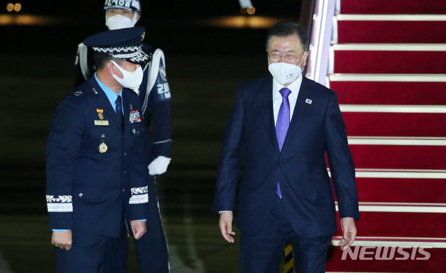 서울공항 도착한 문재인 대통령. 뉴시스