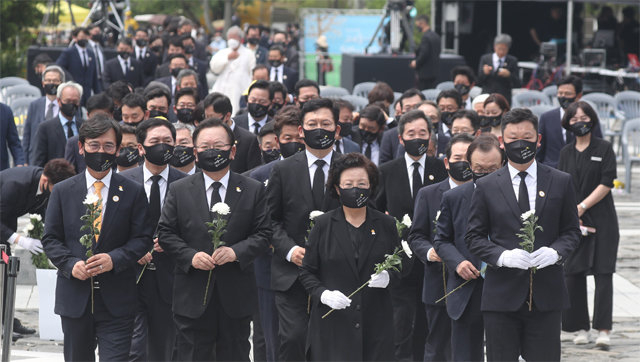 경남 김해시 봉하마을에서 열린 노무현 전 대통령 서거 12주기 추도식에서 김부겸 국무총리 등 주요 참석자들이 헌화하기 위해 
걸어가고 있다. 왼쪽부터 유시민 노무현재단 이사장, 김 총리, 노 전 대통령의 부인 권양숙 여사, 노 전 대통령 사위 곽상언 
변호사. 국민의힘 김기현 당 대표 권한대행 겸 원내대표, 더불어민주당 송영길 대표(뒷줄 왼쪽부터) 등 여야 대표도 참석했다. 
김해=사진공동취재단