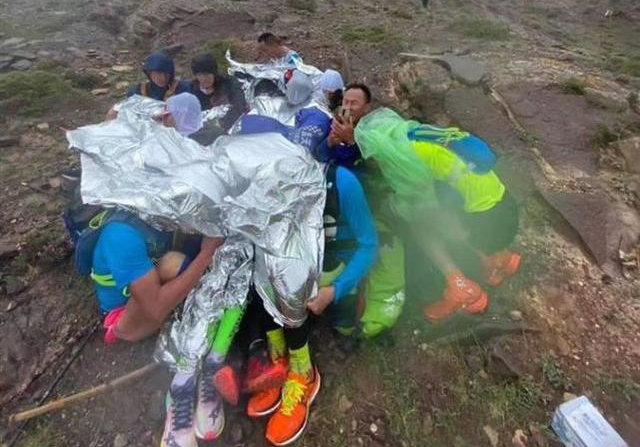 중국 산악마라톤 참가자들이 저체온증을 견디기 위해 서로 부둥켜안은 채 구조대를 기다리고 있다. 사진 출처 웨이보