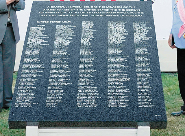 21일(현지 시간) 미국 워싱턴 한국전 참전 기념공원에서 열린 ‘한국전 전사자 추모의 벽 착공식’에서 공개된 추모의 벽 모형. 워싱턴=뉴시스