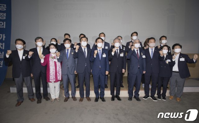 이재명 경기도지사가 12일 오전 서울 상암동에 위치한 서울미디어대학원대학교 상암연구센터에서 열린 민주평화광장 출범식&정책토크쇼에 참석해 관계자들과 기념사진을 찍고 있다. 2021.5.12/뉴스1 © News1 국회사진취재단