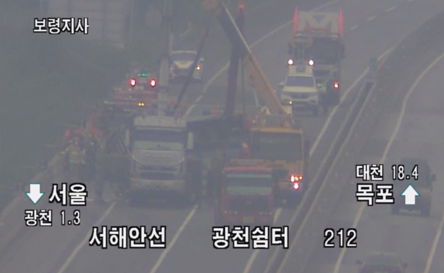 24일 오전 3시9분께 충남 보령시 서해안고속도로 서울방향 광천부근 210㎞ 지점에서 염산을 실은 탱크로리가 옆으로 넘어져 사고를 수습하고 있다. (한국도로공사 CCTV 화면 캡쳐)
