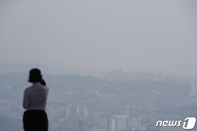 수도권·강원권·충청권·호남권·제주권의 미세먼지 농도가 ‘나쁨’으로 예보된 24일 오전 서울 중구 남산에서 바라본 서울 도심이 뿌옇다. 뉴스1