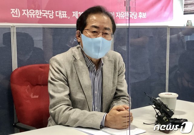 무소속 홍준표 의원은 지난 23일 MBN ‘시사스페셜’에 출연해 “문재인 대통령이 요즘 잠이 안 올 것”이라며 “‘이재명 경기도지사가 (대통령이) 되면 내가 죽는다’는 생각은 늘 할 것”이라고 주장했다./뉴스1 © News1