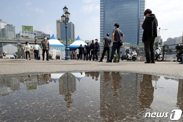 24일 오전 서울 중구 서울역 광장 임시선별검사소에서 시민들이 신종 코로나바이러스 감염증(코로나19) 검사를 받기 위해 대기하고 있다. 2021.5.24/뉴스1 © News1