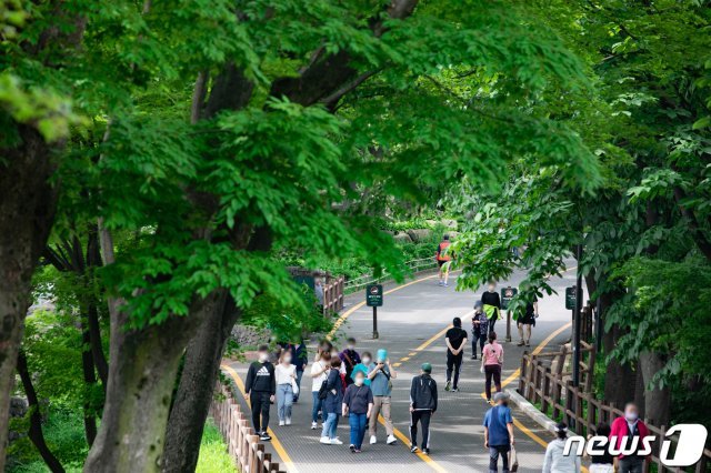 23일 서울 용산구 남산을 찾은 시민들이 산책을 하고 있다. 2021.5.23/뉴스1 © News1