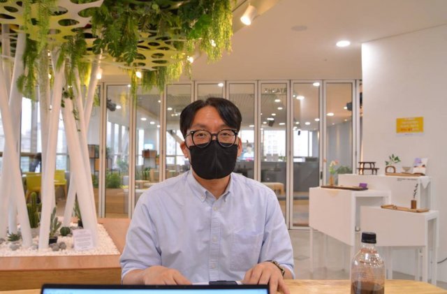 오픈키친 겸 공용 라운지로 활용하는 공간에서 인터뷰한 박순탁 팀장, 출처: IT동아