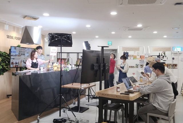 입주기업 다피나가 참여한 라이브커머스 현장 모습, 출처: 서울먹거리창업센터