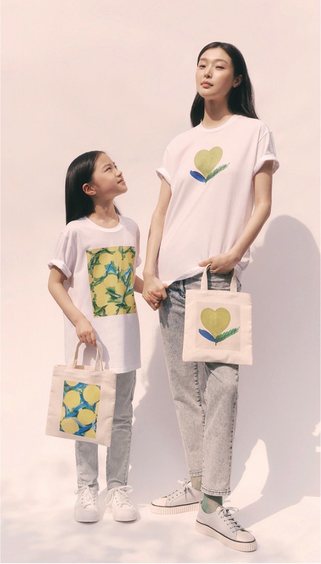 김미영 작가의 재능 기부로 제작한 티셔츠와 에코백. 그린과 레몬 컬러를 활용해, 개안 수술을 받을 아이들이 희망을 갖고 아름다운 세상을 바라보며 성장하길 바라는 마음을 표현했다.