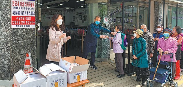 6일 인천 동구 ‘작은이들 무료급식소’를 찾은 iH공사(인천도시공사) 나눔홍보부 오수진 부장(왼쪽)이 노인들에게 전달할 떡을 준비하고 있다. iH공사 제공