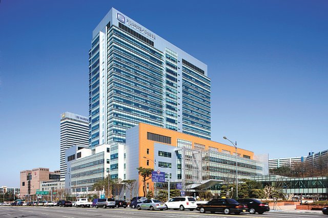 가톨릭혈액병원은 최근 세계 최초로 조혈모세포이식 9000건을 달성했다. 이 병원은 서울성모병원 3층(외래), 18∼21층(병동)에 각각 위치해 있다. 서울성모병원 가톨릭혈액병원 제공