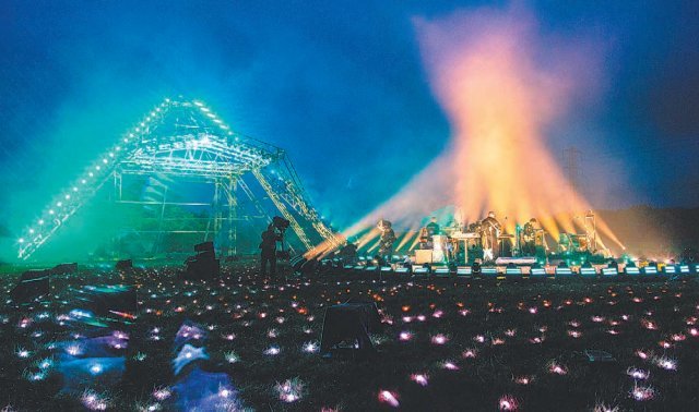 영국 서머싯의 워디 팜에 설치된 ‘피라미드 스테이지’ 앞에서 글래스턴베리 페스티벌 특별 공연을 펼친 영국 밴드 ‘콜드플레이’. ⓒAnna Barclay