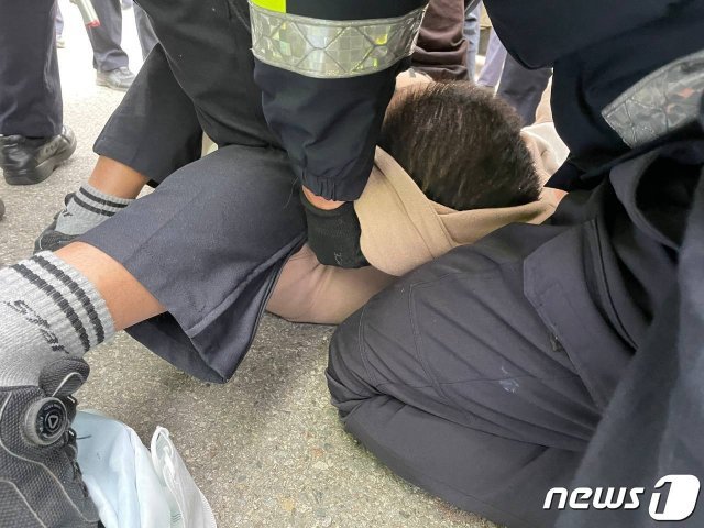 25일 경북 성주 소성리 사드기지 입구에서 경찰이 차량 반입을 반대하는 시위자를 진압하고 있다.(사드철회소성리종합상황실) 2021.5.25 © 뉴스1