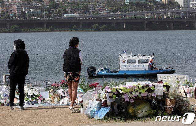 한강 경찰대가 지난 24일 오후 서울 서초구 반포한강공원 수상택시 승강장 인근에서 故 손정민씨 친구 A씨의 스마트폰 수색 작업을 하고 있는 모습. © News1