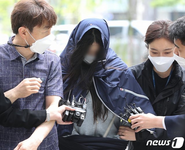 만취한 채 벤츠 차량을 운전하다 공사장으로 돌진해 인부를 숨지게 한 A씨(31)가 25일 오전 서울 송파구 서울동부지법에서 열린 구속 전 피의자심문(영장실질심사)에 출석하고 있다.

A씨는 지난 24일 새벽 서울 성동구 성수동의 한 LPG충전소 앞 도로에서 지하철 2호선 콘크리트 방음벽 철거 작업을 하던 B씨(61)를 치어 숨지게 했으며 혈중 알코올 농도는 면허취소 수준이었다. 2021.5.25/뉴스1 (서울=뉴스1)