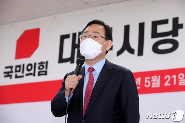 국민의힘 당 대표 경선에 나선 주호영 의원(대구 수성구갑)이 21일 오후 대구 수성구 국민의힘 대구시당에서 열린 주요당직자 간담회에 참석해 국민의례를 하고 있다. 2021.5.21/뉴스1 © News1